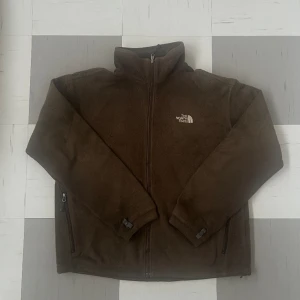 The north face fleece  - En brun jättesnygg fleece från The North Face. Fleecen har tecken på användning men i övrigt fint skick!🤌🤌