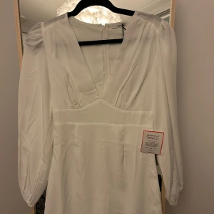 Studentklänning!  - Nelly x Glamorous Crepe Mini Dress Superfin student eller sommarklänning! Helt oanvänd med prislappar kvar🤗 pris kan diskuteras 