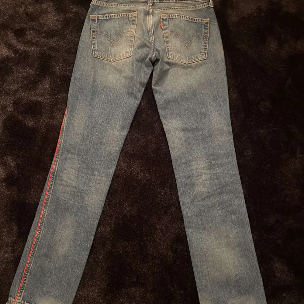 Säljer dessa super fina Levis Jeans med röda stripes på, säljer på grund av att dom är för små! Jeansen är square cut, slim leg fit och är i superfint skick❣️ Kontakta för mer information!. Jeans & Byxor.