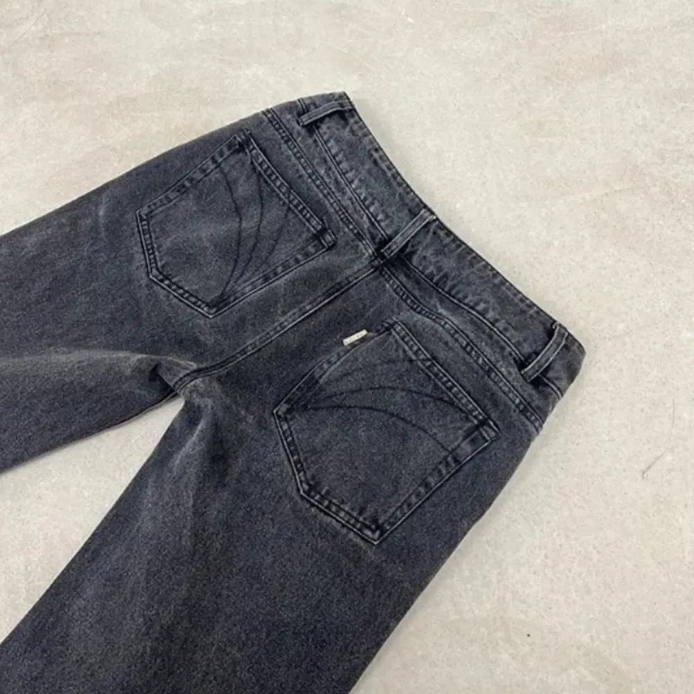 Säljer dessa helt oanvända jeans från Alobha Label, då de var lite stora för mig💫 Perfekt urtvättad svart färg och väldigt fin passform! Originalpris 999kr, men säljer för 700kr Frakt ingår inte🌟. Jeans & Byxor.