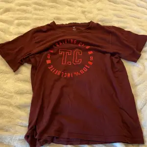 En vinröd t-shirt med märket Soc 💗 Har haft länge men är i bra skick 💗