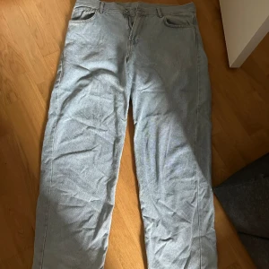 Sweet sktbs jeans  - Ljusblåa jeans från sweet sktbs. Loose fit. Storlek L