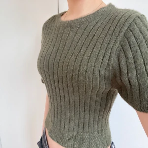 Tröja från zara - Stickad kortärmad tröja/t-shirt. I storlek L men passar allt från XS-L. Den är helt ny med priskappen kvar. Kan användas både på vintern och på sommaren🥰