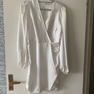 Nakd klänning  - Kort vit klänning från nakd, använd endast 1 gång. Perfekt till studenten.