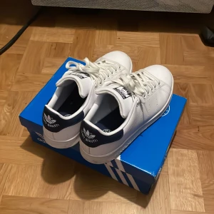Stan Smith skor - Säljer mina Stan Smith skor, endast använda en gång ,toppen skick