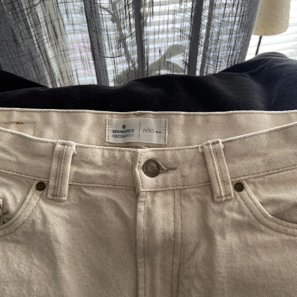 Säljer dessa oanvända Springfield jeans pga för långa.  Modellen är relaxas fit och storlek 30/30. Pris kan diskuteras vid smidig affär, kan samfrakta med andra annonser!. Jeans & Byxor.