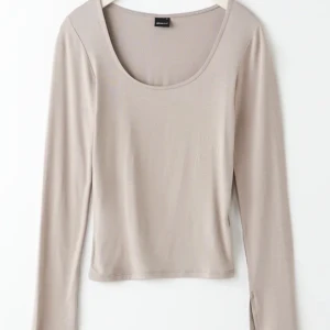 Långärmad beige topp  - Säljer denna fina beige toppen, i storlek M, använt den ca 10 gånger. Helt ny och fräsch!
