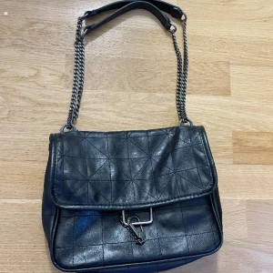 Zara väska - Säljer denna trendiga väskan ifrån Zara💕 Bra skick på väskan och mycket plats innuti💕