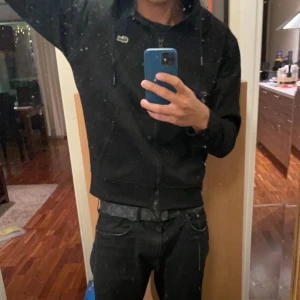 Lacoste zip hoodie svart  - Säljer min Lacoste zip hoodie (Svart) storlek Medium, köpt i Täby Centrum för 1 år sen. Kvalite 10/10, använt fåtal gånger. Kan fraktas eller mötas i Sthlm. 