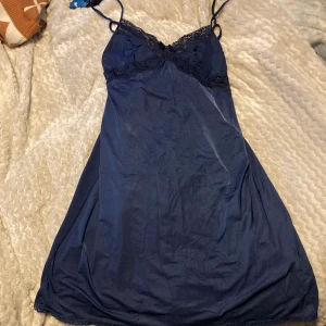 Nattlinne  - Ett fint mörkblått nattlinne som är av ett skönt material. Den har lite spets på sig med som ni kan se. Den har inte kommit till användning och som sagt inte använd mycket
