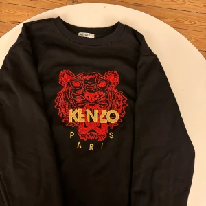 Kenzo Paris Tröja Svart - Köpt för 1399kr Storlek XS Skick: 7/10 Jättefin tröja, säljer för att den har blivit för liten 