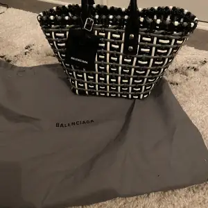 Balenciaga Bistro svart / vit kvitto finns , nypris ca 11.000kr