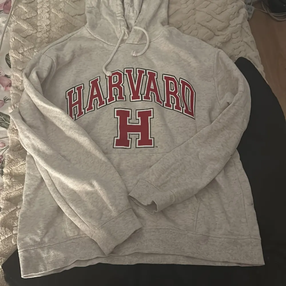 Säljer en hoodie med röd Harvard text på🥰 har inga defekter och är i strl S.. Hoodies.