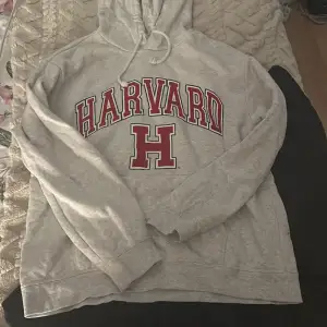 Säljer en hoodie med röd Harvard text på🥰 har inga defekter och är i strl S.