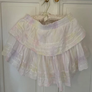 LoveShackFancy Sommarkjol - Jättegullig sommarkjol från det amerikanska designermärken LoveShackFancy!!💓💓 Köpt från Mytheresa, nypris 2399kr. Använt ett fåtal gånger, jättefint skick!!💌