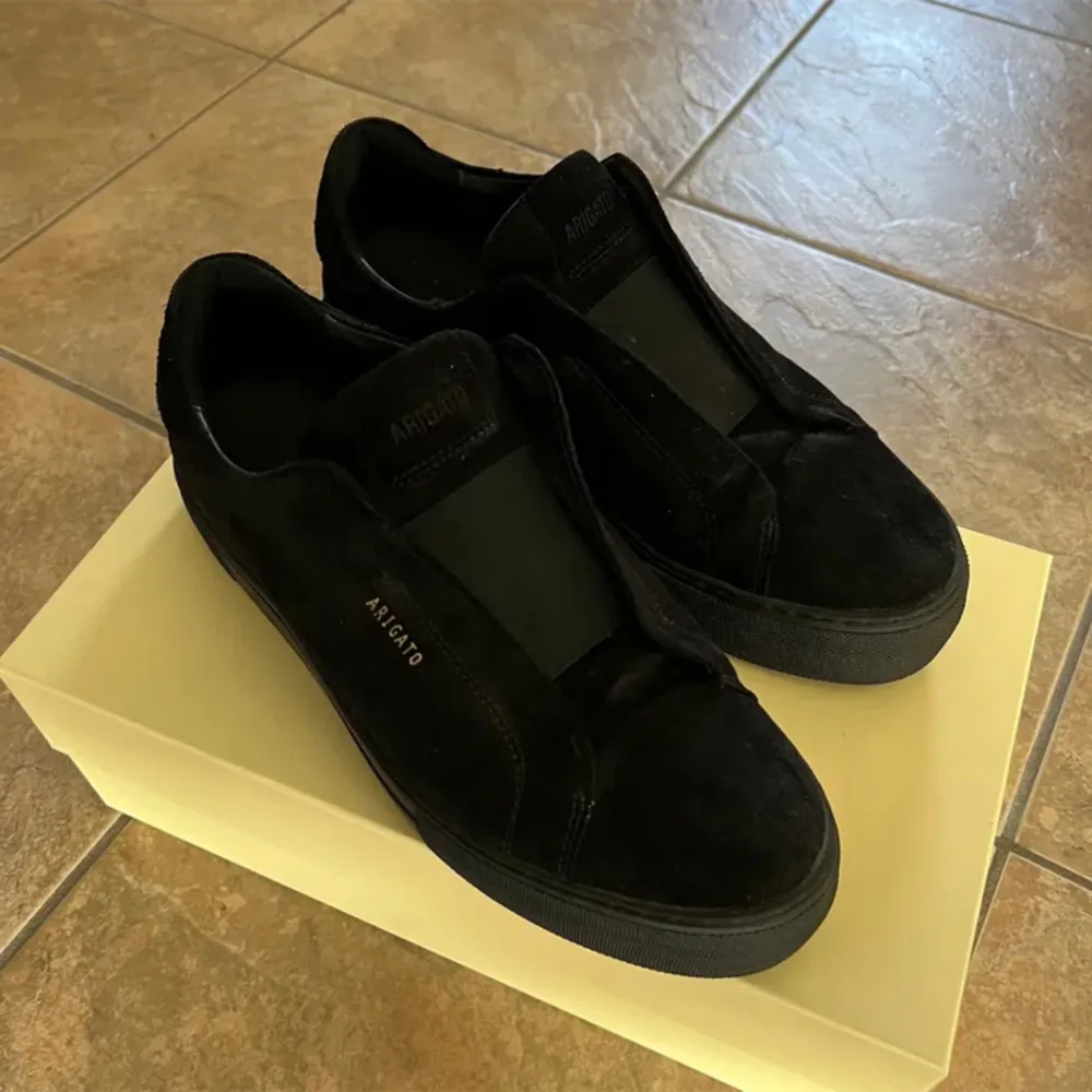 Säljer nu mina svarta laceless arigatos då dom blivit för små. Skorna är i storlek 44 och är i fint skick. Box finns men inte kvitto då jag när jag köpte dom inte tänkt sälja. Höra gärna av dig vid frågor.. Skor.
