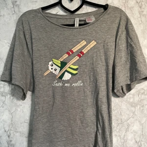 Tröja - En jätte sött och skön tröja som är väldigt skön. I storlek XL men jag som är S har tyckt ha varit väldigt skönt att ha en större tröja att mysa i. 