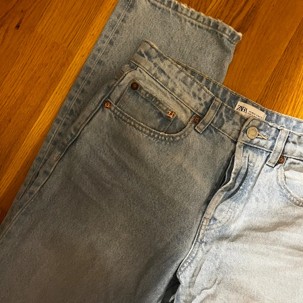 Ljusblåa mid/low waist jeans från zara som är slutsålda på deras hemsida! Nästan aldrig använda . Jeans & Byxor.