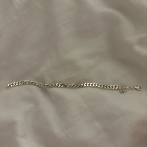 Silver Armband - Ska flytta så behöver bli av med en del grejer å därav priset 🤍 Äkta silver