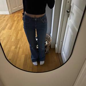 Säljer ett par jeans från Gina tricot då jag inte använder dem så mycket längre. Innerbenslängd är 82cm Hör av dig om flera  bilder eller om du har några frågor.😊