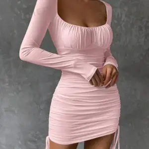 Klänningen är helt oanvänd i storlek S🌸💕