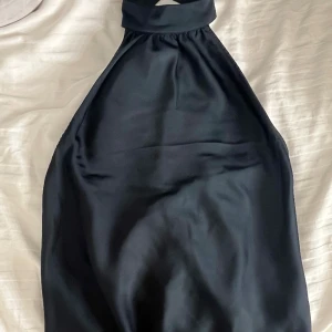 Halterneck i satin - Fin mörkblå halterneck tröja med öppen rygg i satin från bikbok. Skriv gröna ifall  ni har fler funderingar eller för fler bilder!💗💗