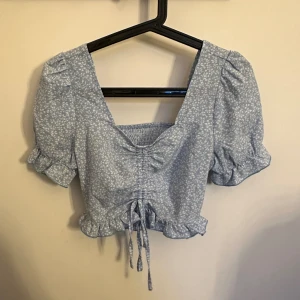 Blus  - Från SHEIN  Andvänd ett fåtal gånger och är i fint skick  Stl xs