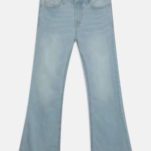 Säöjer nu mina absoluta favvo jeans 🩵 Orginal pris 349 säljer nu för 150, säljer pga dom är för små🩵