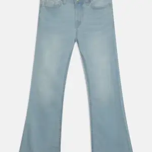 Säöjer nu mina absoluta favvo jeans 🩵 Orginal pris 349 säljer nu för 150, säljer pga dom är för små🩵