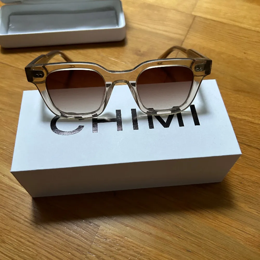 Chimi 04 ecru, köpta på nk i Stockholm för 1250 och vid köp ingår allt som glasögonen kommer med!  Lägger upp dessa igen så att jag kan markera endast ett par av glasögonen jag säljer som såld💕  Storlek regular, skriv privat för fler bilder☺️. Accessoarer.