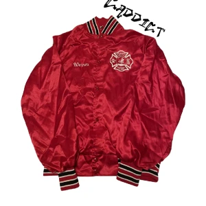 Vintage bomberjacka  - - Vintage bomberjacka - Färgen är mestadels röd men har även blåa och svarta detaljer - Storleken X-Large - Large - Tveka inte att ställa frågor om plagget 