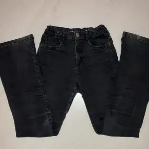 Snygga bootcut/flare jeans från kappahl, dom är lite noppriga vid bakfickorna (se bild 3) men det är inget man tänker på ☺️ säljer pga att dom är för korta på mig, Innerbenslängd: 72 cm. Läs bio! Var inte rädd att ställa frågor 🩷🩷