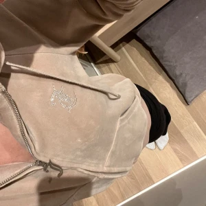 Juicy couture tröja - Säljer denna jätte coola juicy couture tröjan i storlek S ❤️❤️ den är jätte skön och den har inga defekter❤️ skriv priv för flera frågor