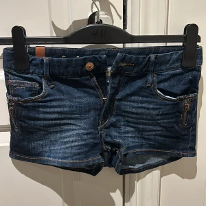 Lågmidjade shorts  - Kort, lågmidjad, cirka 34 cm rakt över midjan. Perfekta för sommaren. Köp nu!🩷