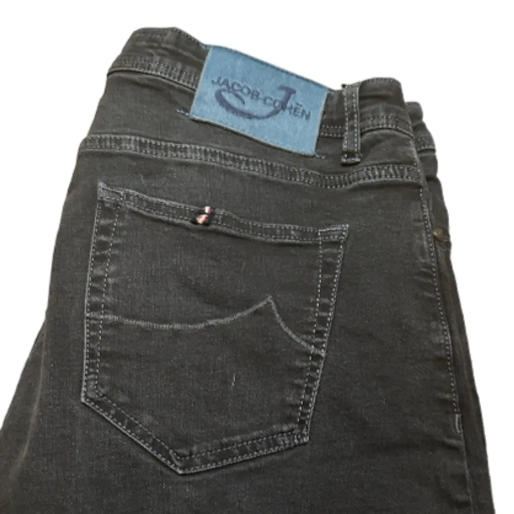 Svart/gråa Jacob Cohen jeans i toppen skick. Vid fler frågor kom privat. . Jeans & Byxor.