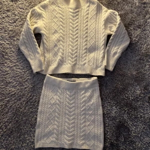 Stickat set, storlek 38 - Stickat set bestående av tröja och kjol. Båda är i storlek 38 men skulle säga att de är ganska små i storlekarna. Har använts få gånger🤍