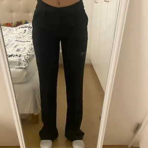 Kostymbyxor  - Säljer helt nya kostymbyxor från Bikbok som är i modellen Vilma. Endast testade, prislappen är kvar! Nypris 499, säljer för 300