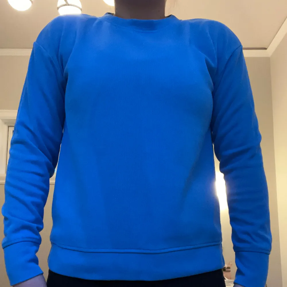 Blå sweatshirt i storlek s, sparsamt använd . Tröjor & Koftor.