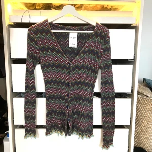 Vintage topp - Så fin missoni inspirerad topp köpt på humana, oklart vad det är för märke. Prislapp kvar då den tyvärr är lite för liten på mig.