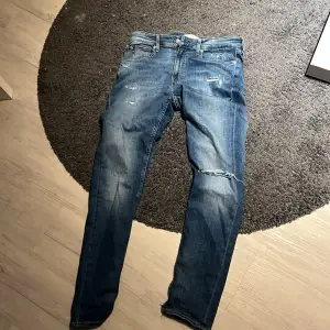 Säljer ett par Calvin Klein jeans, skick 8/10. Säljer eftersom de inte kommer till användning. Nypris 1500 kr. Fraktas eller möts upp i borås