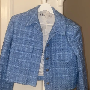 Vårjacka - Blå kavaj/ jacka från zara i strl S. Smått Vadderade axlar, aldrig använd 