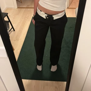 Dickies Byxor 874 - Dickies byxor i strl w30/L32, har dock blivit uppsydda. Jag är 165 lång. Byxorna är knappt använda och i nyskick! Tar emot andra pris förslag❤️