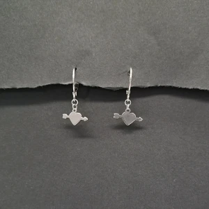 Handgjorda örhängen  - Handgjorda örhängen●Följ :@ekjewelryofficial🤲 ● 💎Material- 100% rostfritt stål ●Örhängeskrokar -rostfritt stål. Nickel fri. Längd -2,5cm. Vattentåliga, ändrar inte färgen! 1st-25kr eller 40kr/paret