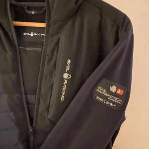 Sail Racing jacka - Säljer nu min Sail Racing jacka då jag har växt ur den. Den användes flitigt under en säsong så den är lite sliten, men jackan har inga större defekter, därför skick 7/10! Nypris: 1800. Mitt pris 700 🤩