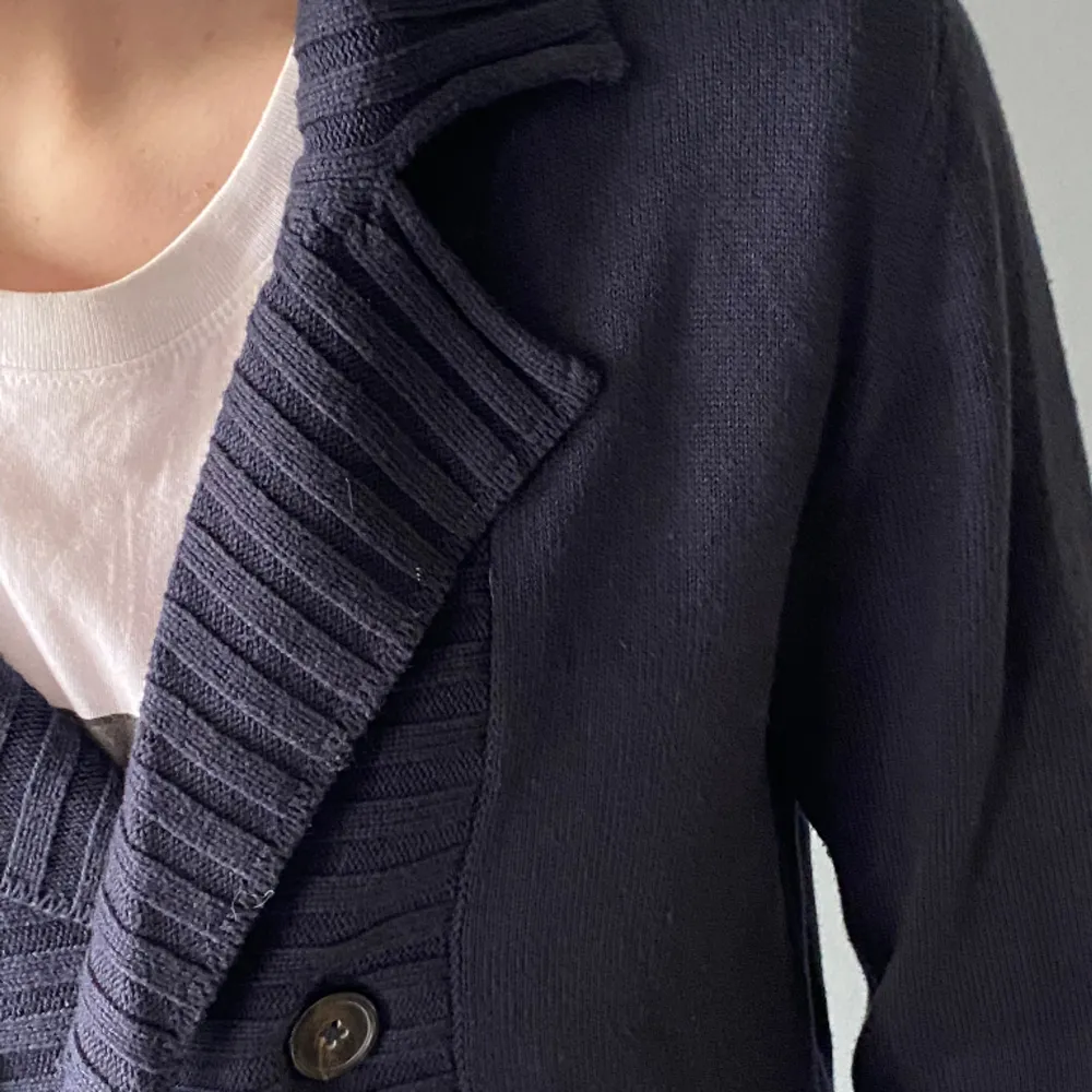 Skön cardigan från Esprit perfekt nu till våren🙌han på bilden är 182, tveka inte att kontakta vid eventuella frågor😀. Tröjor & Koftor.