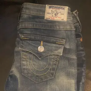 Säljer ett par jätte fina True Religon jeans, säljer pga att dem är lite stora på mig, köpte dem från plick och dem har inga skador, för fler bilder eller mått kontakta och pris kan alltid diskuteras!!
