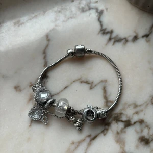 Armband  - Fint armband som är Pandora liknande 
