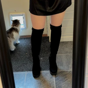Over knee boots - Over knees med klack! Mockaimitation Stl 39 men passar mig som oftast har 40.  Använda 1 gång. Finns ett litet litet skav märke på insida av vänster fot, snett under dragkedjan (se bild) men är inget som syns vid användning.  Köpare står för frakten 