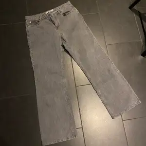 Skitsnygga jeans från NA-KD. Low waist. Säljer pga att de inte passa mig längre. Nypris 699kr, använda fåtal gånger. Skriv vid fler frågor💗