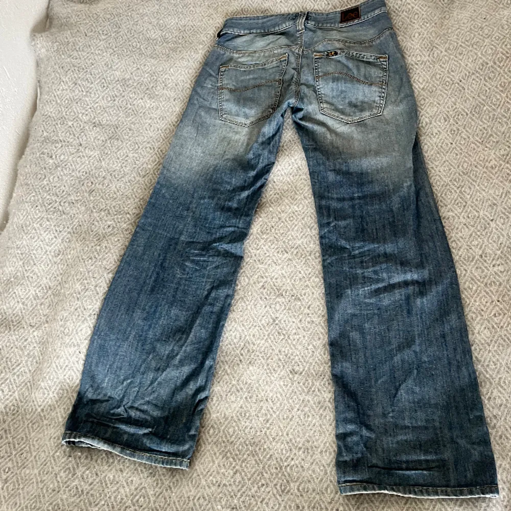 Lågmidjade raka lee jeans, w28 l33. Midjemått: 82cm innerbenslängd: 82cm. Fint skick. Jeans & Byxor.
